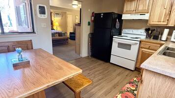 Studio | Private kitchen | Mini-fridge, microwave, coffee/tea maker