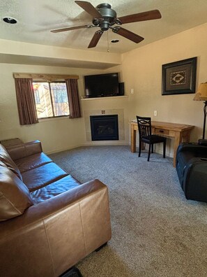 TV - Town & Country Cottages (Manitou Springs)