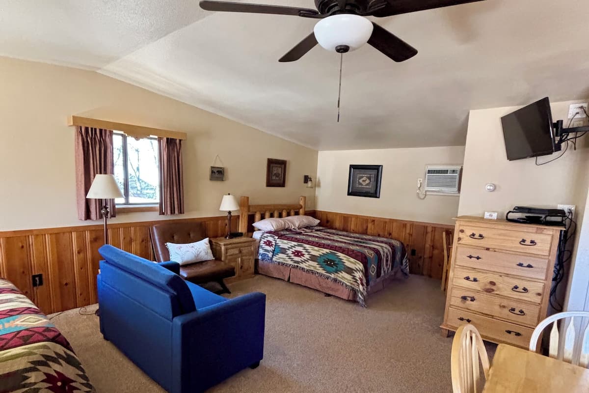 Studio Suite, Multiple Beds, Kitchen | Private kitchen | Mini-fridge, microwave, coffee/tea maker