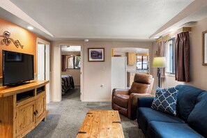 Ferienhaus, 2 Schlafzimmer, Küche | Wohnbereich | Fernseher