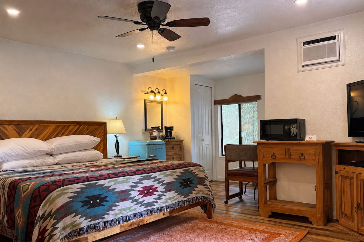 Habitación doble, 1 cama Queen size, baño privado | Muebles diferentes, espacio para trabajar con laptop y wifi gratis
