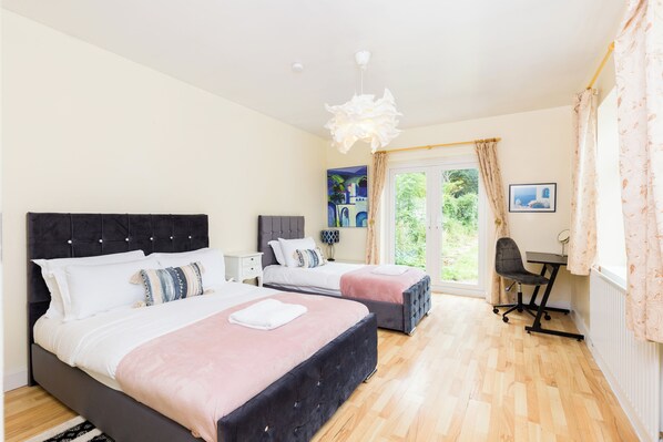 6 bedrooms, premium bedding, memory-foam beds, free WiFi - 6 bedroom house near Edgbaston Stadium (Birmingham)