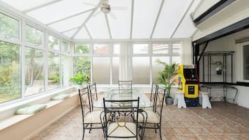 6 Bedroom House | Khu phòng khách | TV màn hình phẳng