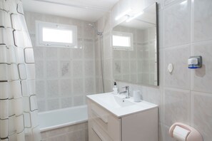 Bañera con ducha, bidet