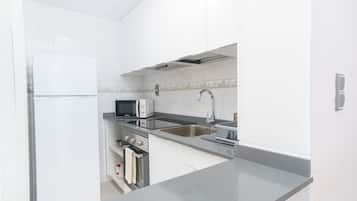 Lemari es, microwave, oven, dan mikser