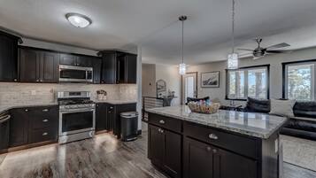 Mikrobølgeovn, ovn, kokeplater og oppvaskmaskin