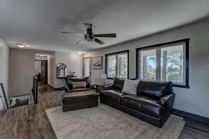 Smart TV, fireplace, foosball, table tennis - Hottub, patio lounging, WiFi game table, and most important- amazing view!  (Black Hawk)