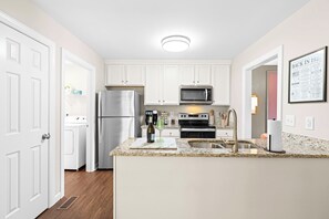 Kylskåp, mikrovågsugn, ugn och spishäll