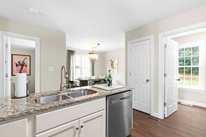 吹风机、毛巾、肥皂、洗发水