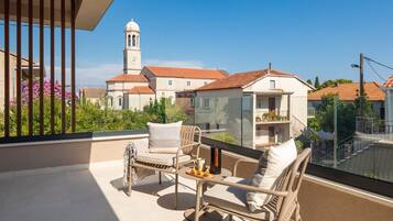 Villa (Four Bedroom Villa with Pool) | Balkon