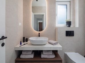 Villa (Four Bedroom Villa with Pool) | Salle de bain | Serviettes fournies