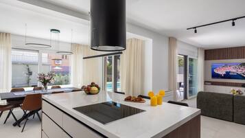 Villa (Four Bedroom Villa with Pool) | Cocina privada | Refrigerador