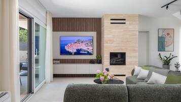 Villa (Four Bedroom Villa with Pool) | Wohnzimmer | 32-Zoll-Flachbildfernseher mit Satellitenempfang