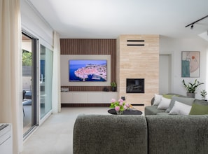 Vil·la (Four Bedroom Villa with Pool) | Sala d'estar | Televisor de pantalla plana de 32 polzades amb canals per satèl·lit