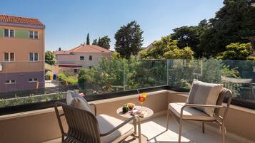 Villa (Four Bedroom Villa with Pool) | Balcón