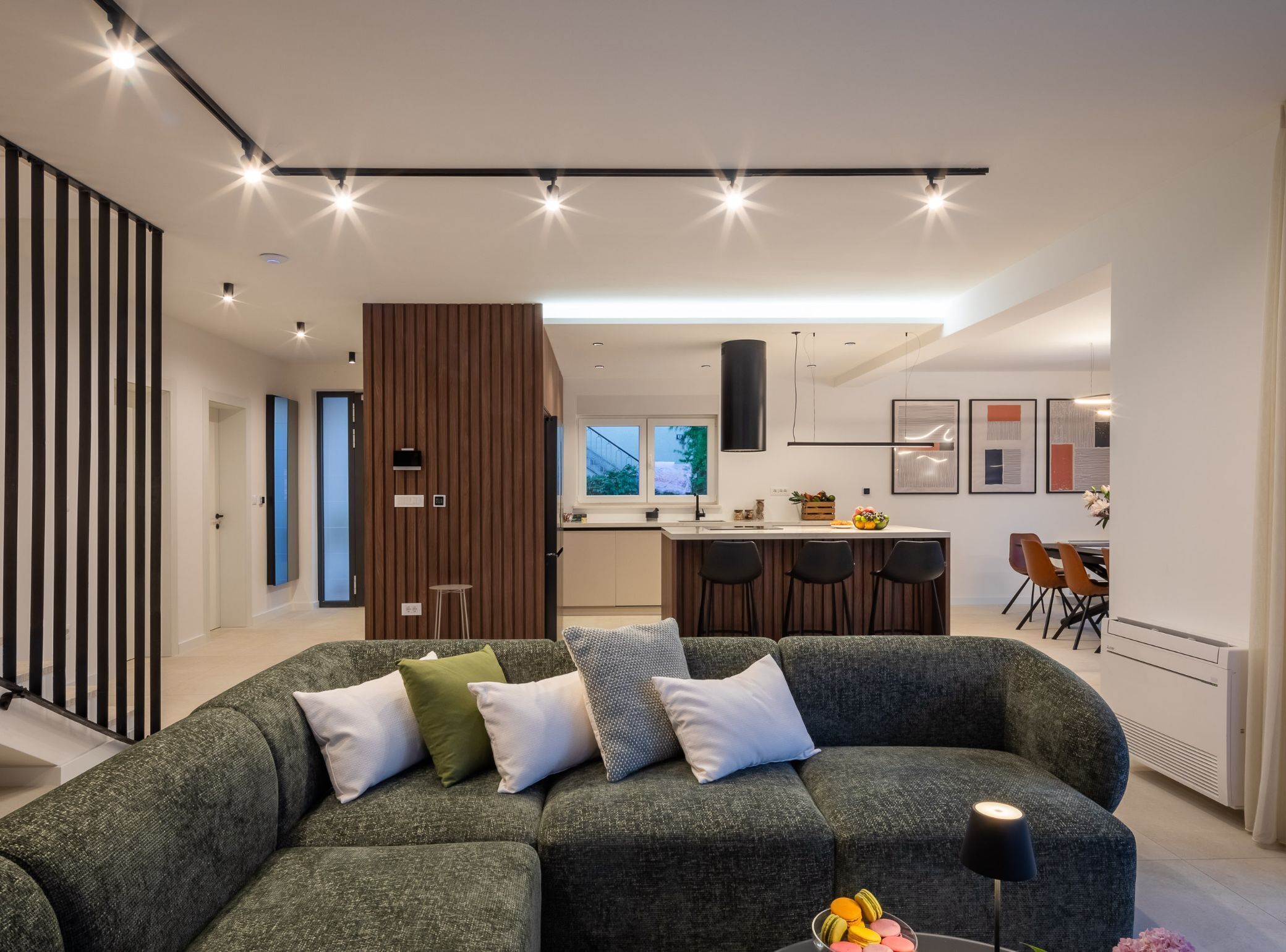 Villa (Four Bedroom Villa with Pool) | Wohnzimmer | 32-Zoll-Flachbildfernseher mit Satellitenempfang