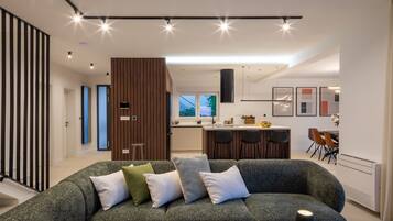 Villa (Four Bedroom Villa with Pool) | Wohnzimmer | 32-Zoll-Flachbildfernseher mit Satellitenempfang