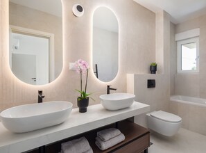 Villa (Four Bedroom Villa with Pool) | Salle de bain | Serviettes fournies