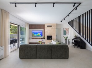 Villa (Four Bedroom Villa with Pool) | Salle de séjour | Télévision à écran plat de 32 pouces avec chaßnes par satellite