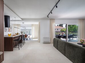 ヴィラ (Four Bedroom Villa with Pool) | ダイニングルーム