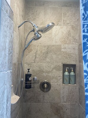 Een douche, een haardroger, handdoeken, zeep