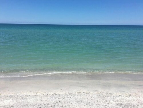 Siesta Key Beach Cottage-Prime Location! Walkable. Luxury Amenities & Comfort!