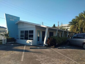 Een motel met een blauwe gevel en een bord waarop 'Ebb Jide 6610' staat.