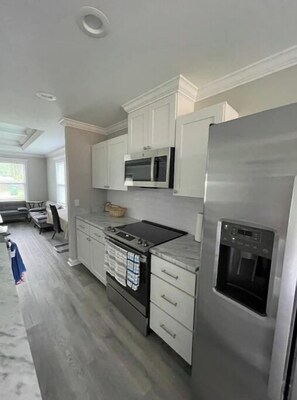 Private kitchen - Come, feel home away from home. (Crawfordville)