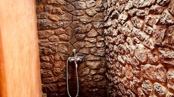 Cottage Deluxe, patio | Salle de bain | Douche, savon, papier toilette