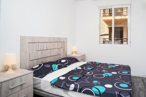 Apartment, 3 Schlafzimmer, Balkon, Stadtblick | 3 Schlafzimmer, Bügeleisen/Bügelbrett, kostenloses WLAN, Bettwäsche