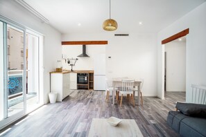 Apartamento familiar, 3 habitaciones, balcón, vistas a la ciudad | Zona de estar | Una televisión de pantalla plana