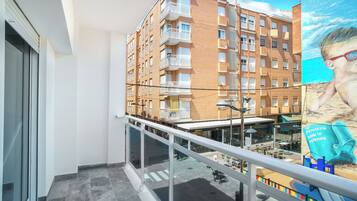 Apartamento, 3 quartos, sacada, vista para a cidade | Terraço/pátio