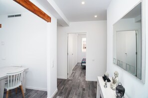 Apartamento familiar, 3 habitaciones, balcón, vistas a la ciudad | Zona de estar | Una televisión de pantalla plana