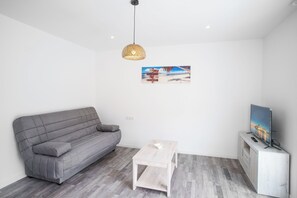Apartment, 3 Bedrooms, Balcony, City View | Living area