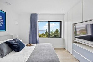 5 bedrooms, desk, iron/ironing board, free WiFi