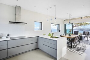 Fridge, microwave, oven, dishwasher - Coastal Luxury & stunning sea views over Torbay (Paignton)
