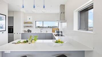 Réfrigérateur, micro-ondes, four, lave-vaisselle