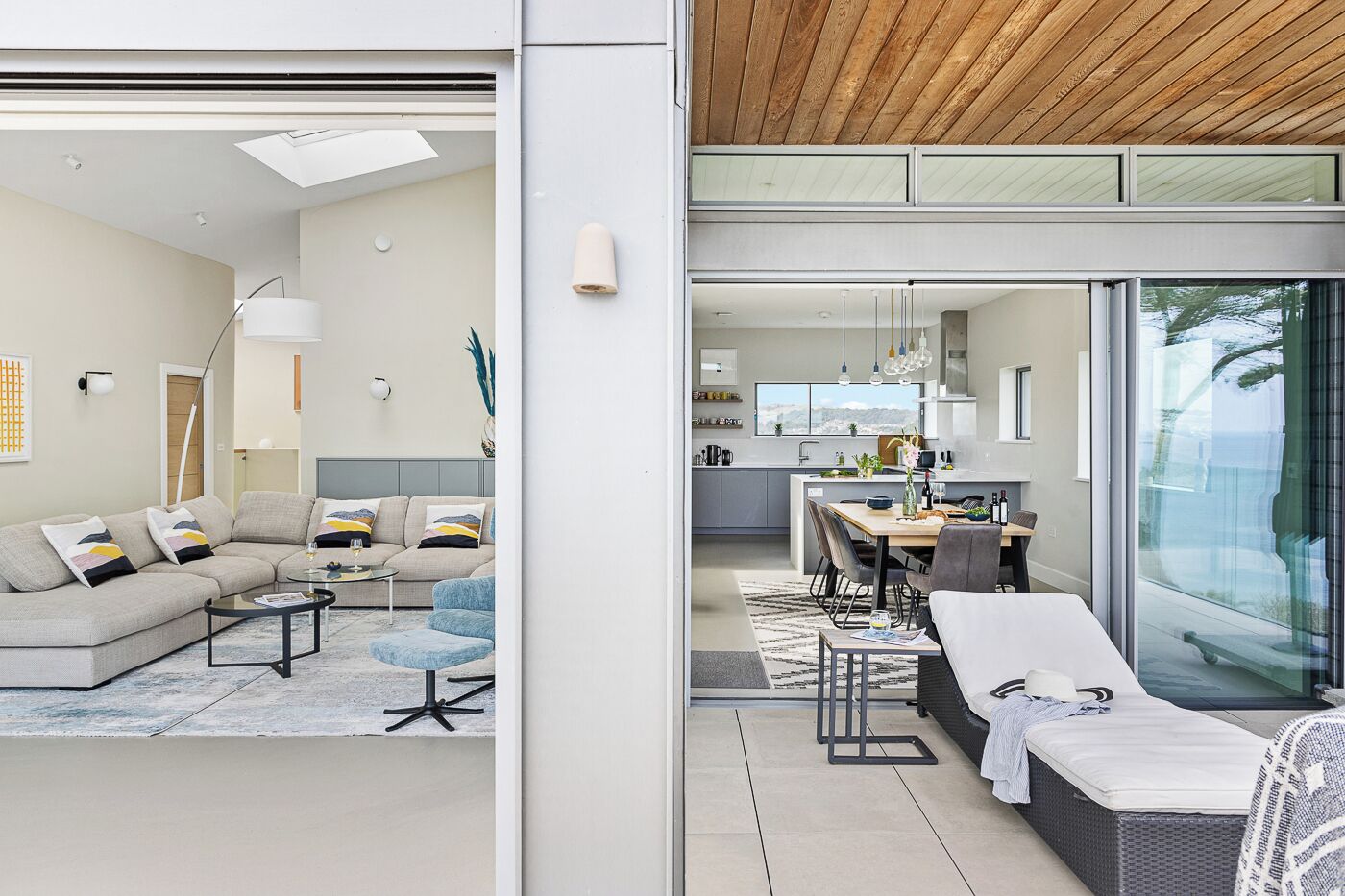 Fernseher, Kamin, Bücher