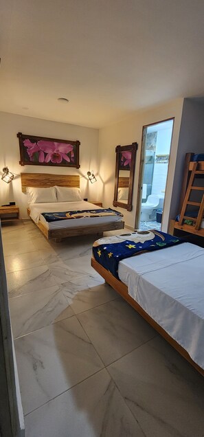 ルーム ベッド (複数台) | 1 室のベッドルーム、デスク、ノートパソコン用作業スペース、WiFi (無料)