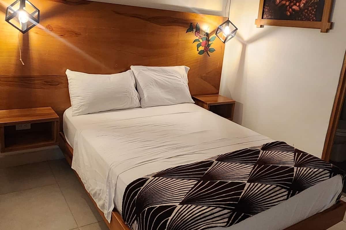 Single Room | Desk, laptop workspace, WiFi (free)
