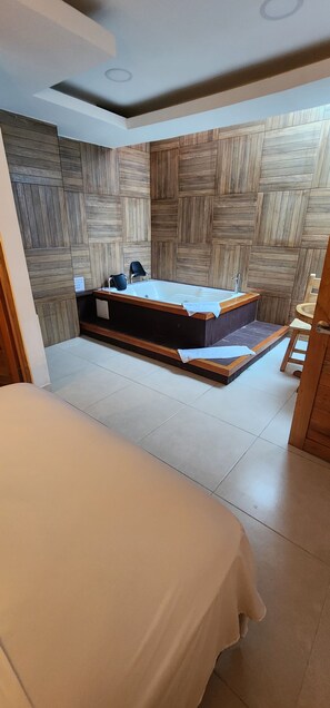 Luxury Suite | Bathroom | Shower, towels, soap, shampoo - Hotel Boutique Ancestral (Sevilla)