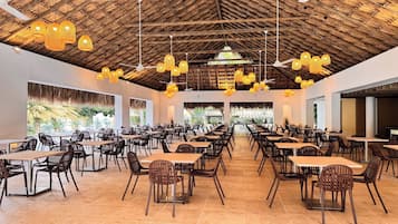 2 間餐廳,供應早餐、午餐和晚餐,當地料理