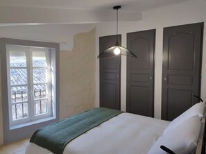 2 bedrooms, desk, WiFi, bed sheets