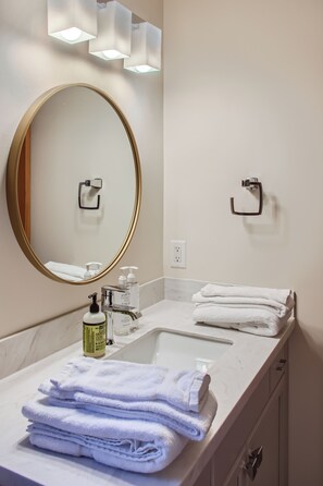 聯排別墅 | 浴室 | 獨立浴缸及淋浴設備、風筒、提供毛巾、廁紙