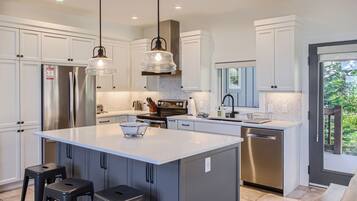 Townhome | Private kitchen | Full-sized fridge, microwave, oven, stovetop