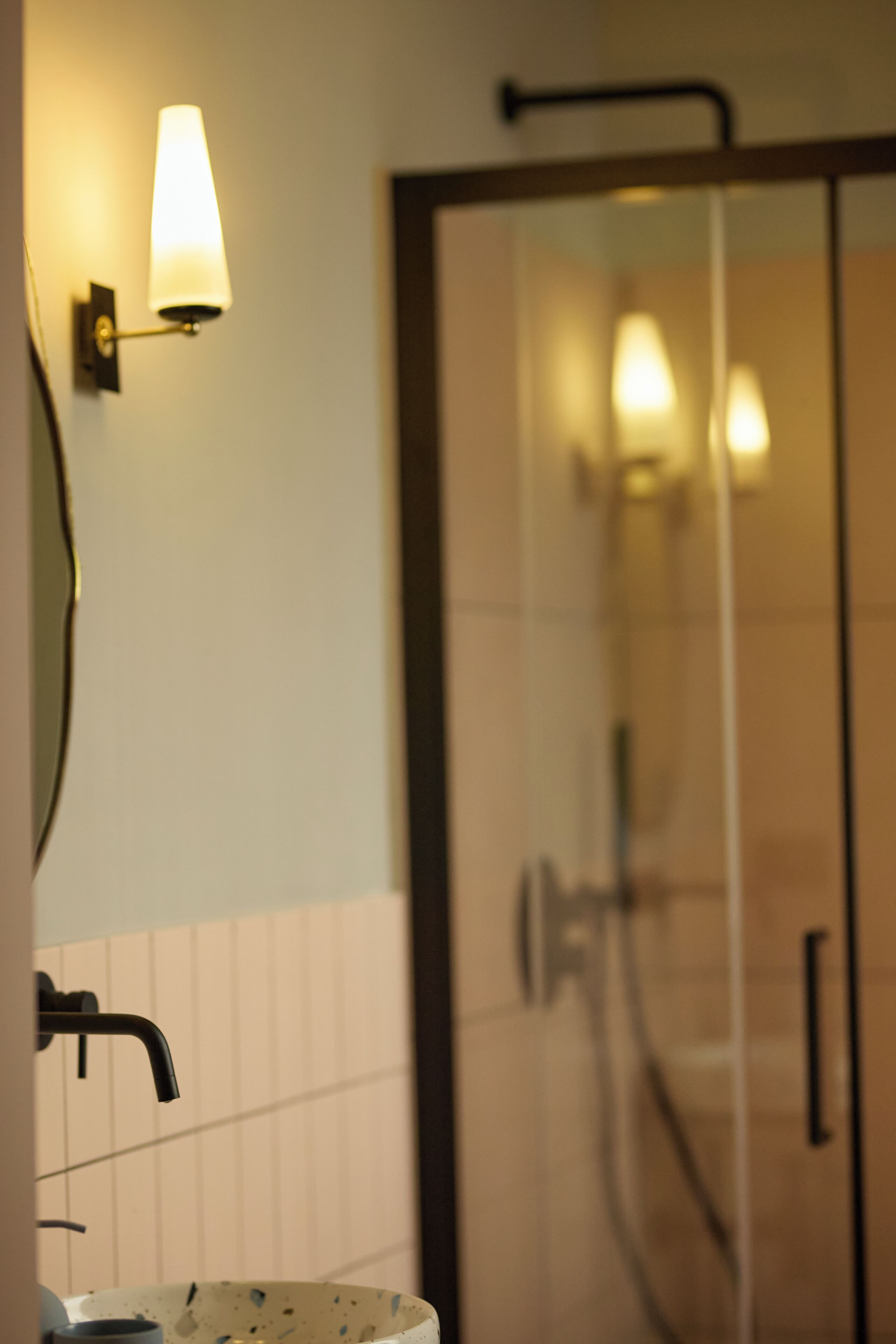 Bruser, miljøvenlige toiletartikler, hårtørrer, bidet