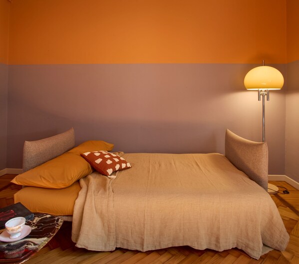 1 chambre, bureau, fer et planche à repasser, lit de bébé portatif