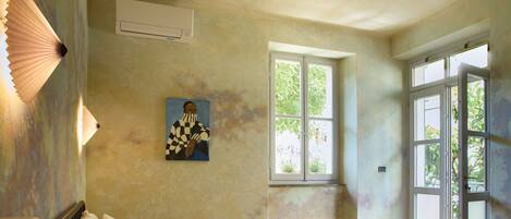 1 dormitori, escriptori i planxa i posts de planxar