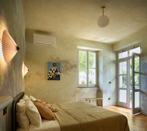 1 soverom, skrivebord, strykejern/-brett og reiseseng for barn