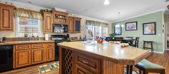 Suwannee River Vaca! - Boating, Fishing, Canoeing, Paddle Boarding and much more